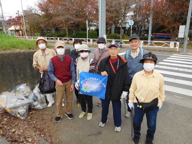 荒川堤防のゴミ拾いの様子