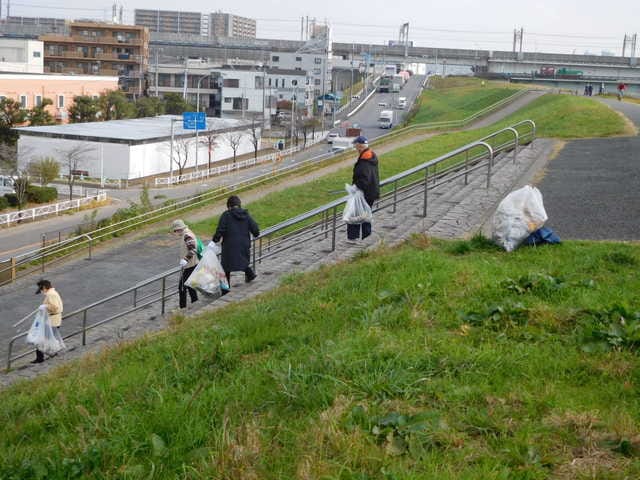 荒川堤防のゴミ拾いの様子