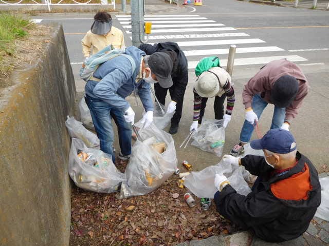 荒川堤防のゴミ拾いの様子